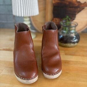 Girls size 4 leather clog boots